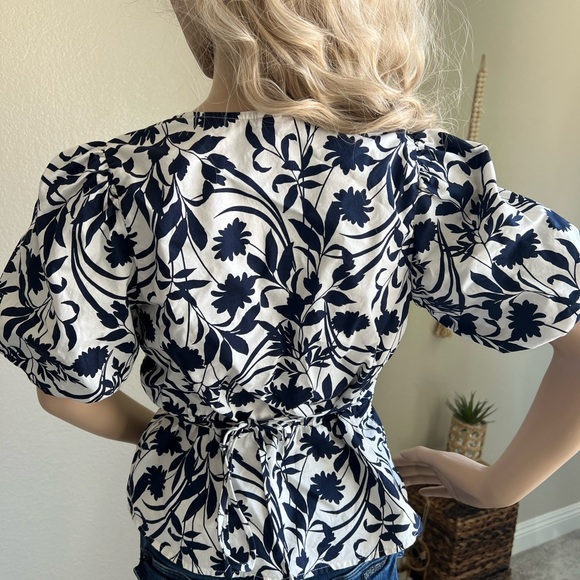 Women’s Puff Sleeve Wrap Waist Top Size Small - Picture 4 of 5